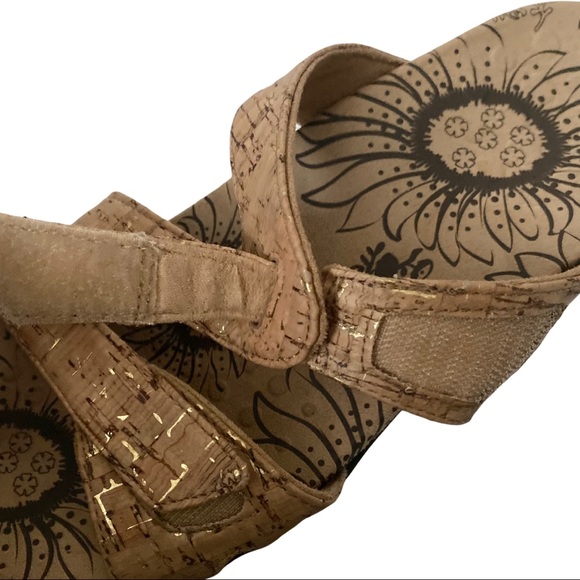 Vionic Lauren Tan/Gold Metallic Cork Velcro Closure Sandals - Picture 9 of 10